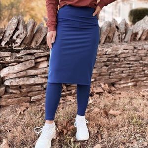 Navy Pencil Style Athletic Skirt w/Ankle Leggin…